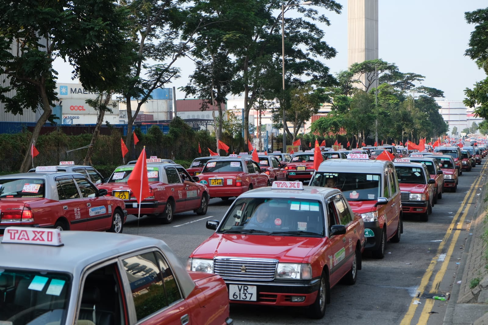 逾2000部的士掛五星紅旗 巡遊港九新界賀國慶