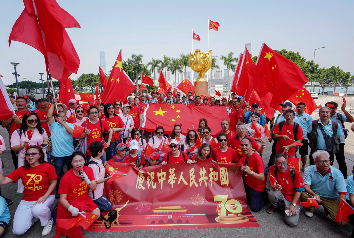 【庆祝新中国70华诞】國旗漫卷香江 市民喜賀國慶