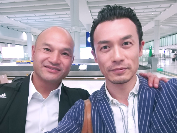 香港商報記者和“光頭警長劉Sir”同班機返港，劉 Sir：感受到內地同胞支持香港警隊的熱情!