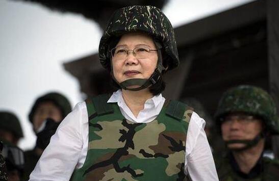蔡英文自嗨式喊话台军“捍卫和平”被讽：拿锄头捍卫？