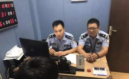 醉酒男子侮辱国旗被居民围堵 已被警方刑拘