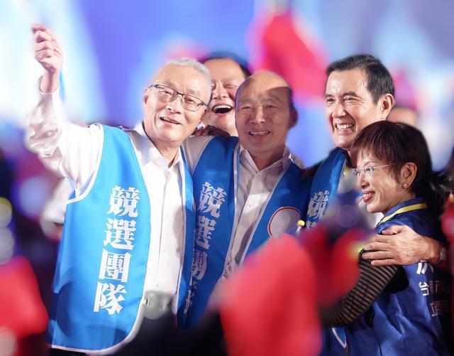 韩国瑜马英九吴敦义洪秀柱4人同台相拥