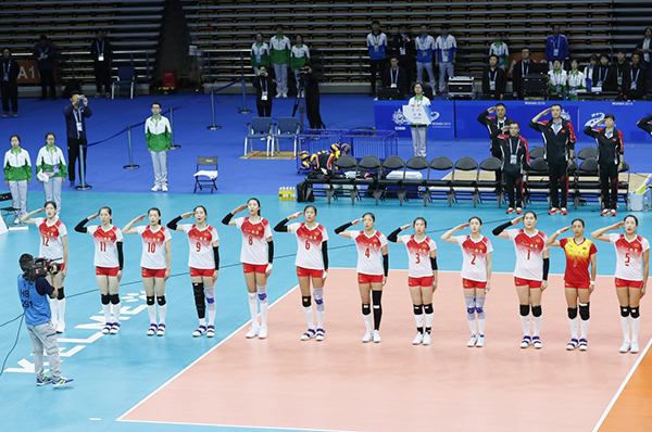 八一女排泪别金牌 现场官兵献军礼