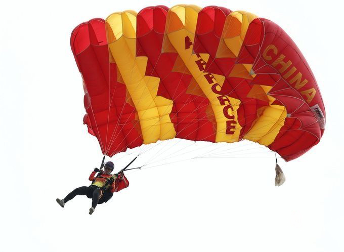 军运会跳伞项目：邢雅萍包揽女子个人项目全部金牌