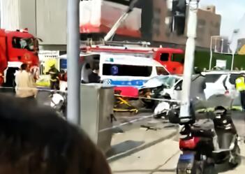 上海轿车撞人致2死 目击者：玩手机走路 一辆车飞来