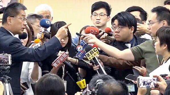 指着记者怒吼，台“内政部长”被讽：好大官威