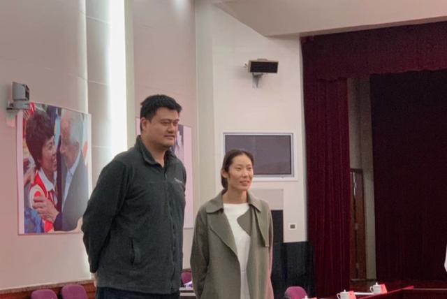 姚明弯腰握手朱婷 男篮女排2传奇同框 