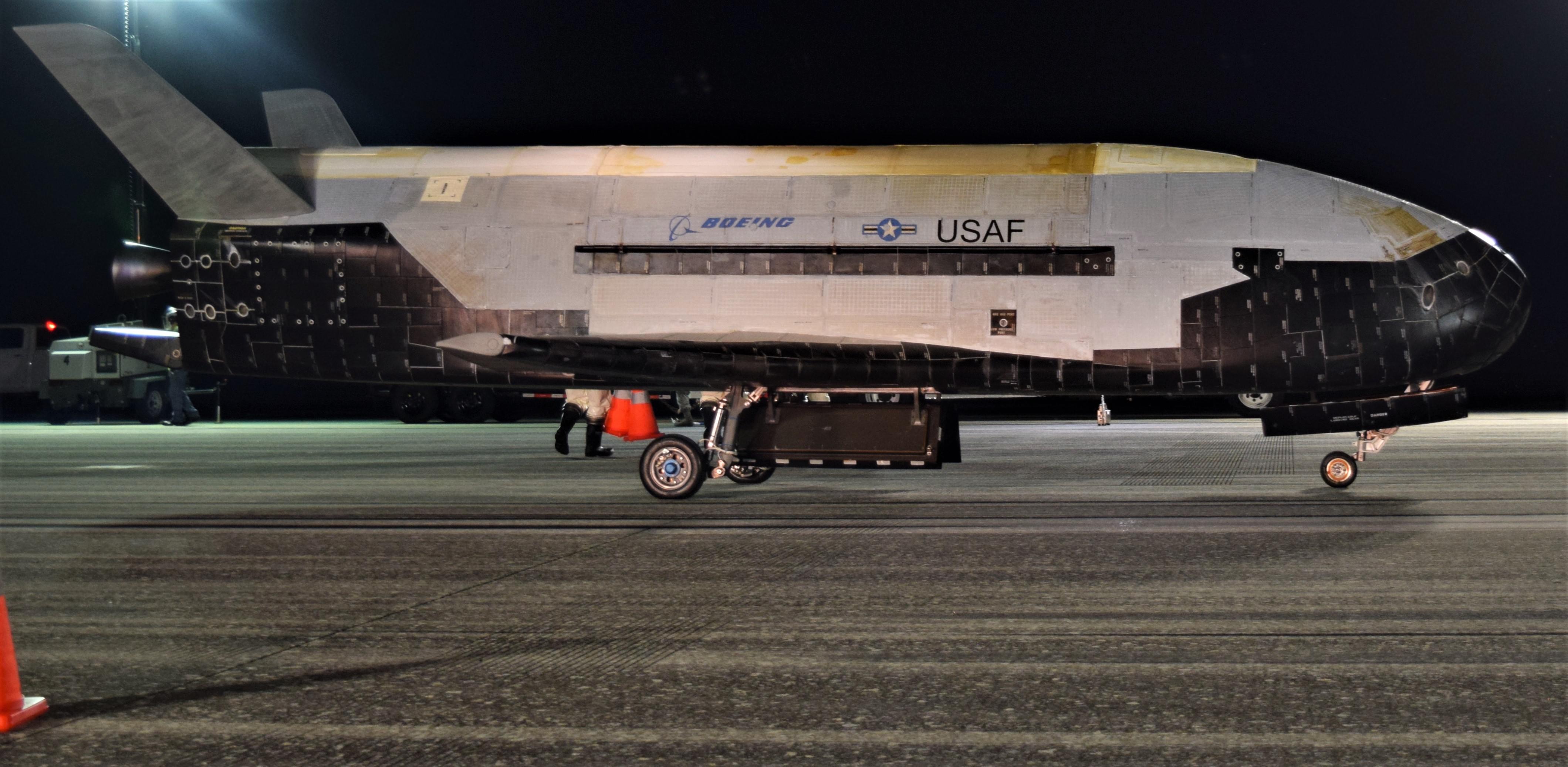 創紀錄在軌飛行780天 部署多顆秘密衛星  美X-37B返回地球
