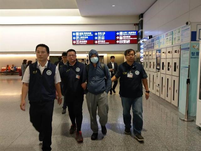 大陆一游客撕毁台中连侬墙被强制出境 5年内不能赴台