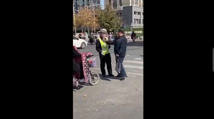 不打马赛克！闯红灯老人扇辅警耳光被刑拘！