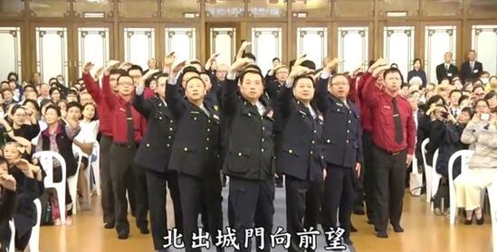 台湾警察穿制服跳“佛舞”，画面太美不敢看