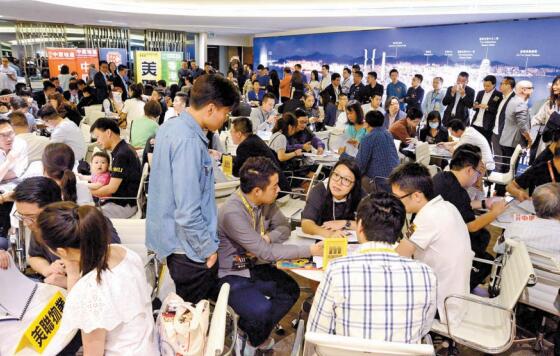 港稅務局：三項辣稅11月僅收13億 按月大減近五成