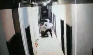 证实了！“楼道家暴”男子系深圳民警，行拘5日