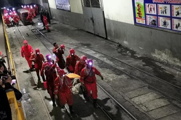 被困井下86小时后 四川杉木树煤矿13名矿工全部出井