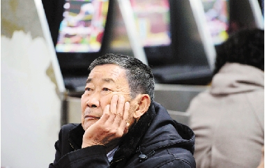 【午评】两市冲高回落沪指跌0.08% 国防军工板块活跃