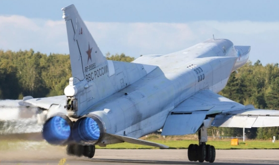 俄军战略轰炸机飞行中引擎突然熄火 实施紧急迫降