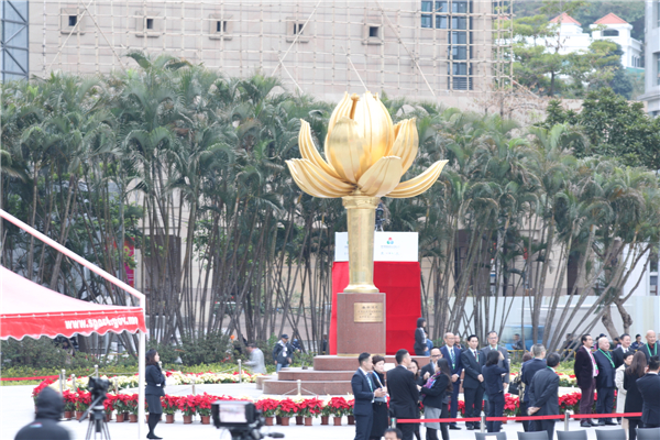 澳门金莲花广场举行升旗礼 大批市民寒风中到场等候