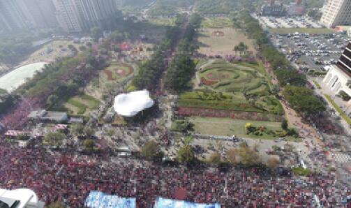 挺韩大游行现场破30万人 韩粉高呼“下架蔡英文”