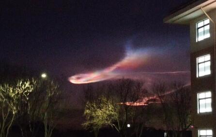 北京清晨天空现“神秘云朵”，气象北京：应该是飞行器尾流