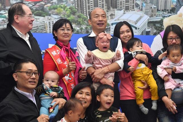 韓國瑜未經許可抱女嬰?韓辦嚴正駁斥並要提告