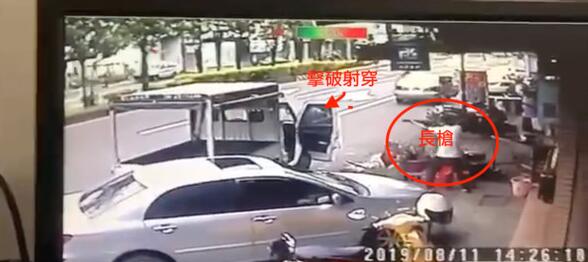 台湾街头枪战画面曝光：有人被1弹穿心