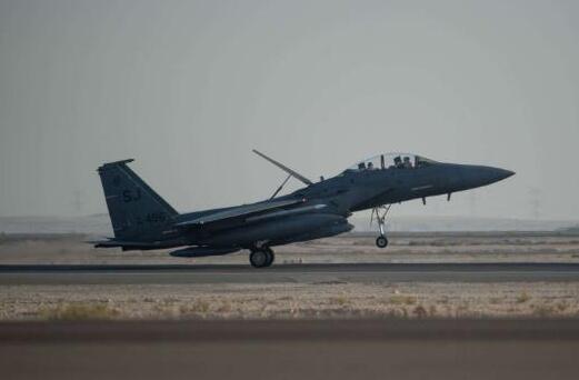 美军在叙利亚和伊拉克展开空袭 已致25死51伤