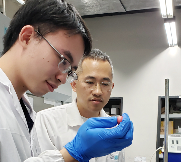 發表多篇頂級論文 科研成果堪比博士生 本科生成南科大樣本