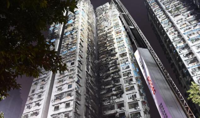 重庆一居民楼发生火灾 燃烧了4小时