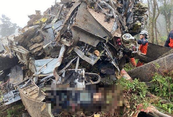 台湾黑鹰直升机坠毁8死5生还，“参谋总长”罹难