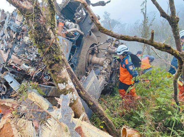 台黑鹰直升机坠毁细节曝光：机头直接撞地，罹难者集中前3排