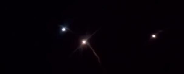 伊朗反击！发射数十枚导弹袭击美军驻伊拉克基地