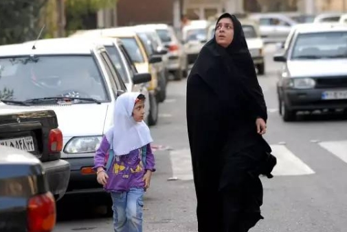 伊朗姑娘们的日常抗争，就发生在两三厘米的头发上