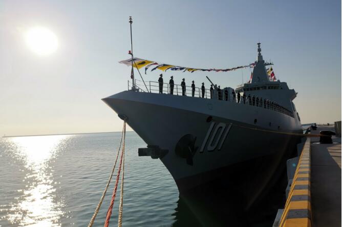 万吨级驱逐舰南昌舰在山东青岛正式入列