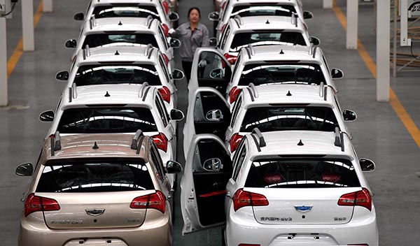 中國經濟總量去年迫近100萬億 人均GDP突破1萬美元