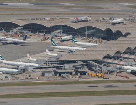 機場客貨運與飛機升降量俱挫