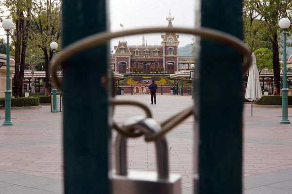 双重打擊 港迪士尼本季或損失逾11億