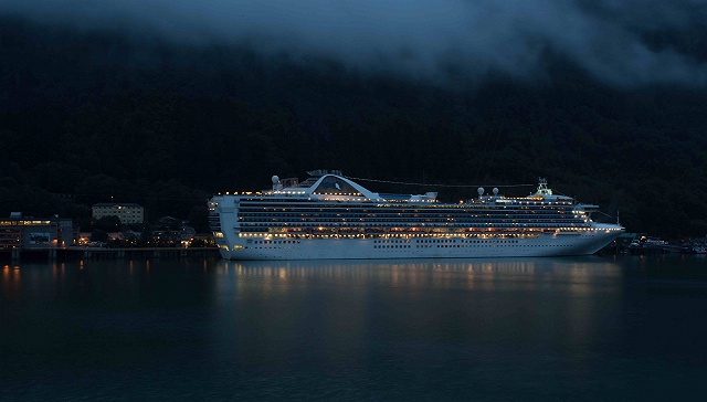 茫茫大海上，邮轮遭遇的疫情风暴