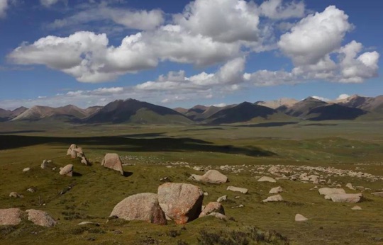 青藏高原首次发现史前彩绘手印岩画