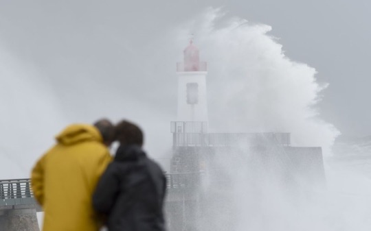 强风暴肆虐!法国发布橙色预警 交通大范围中断