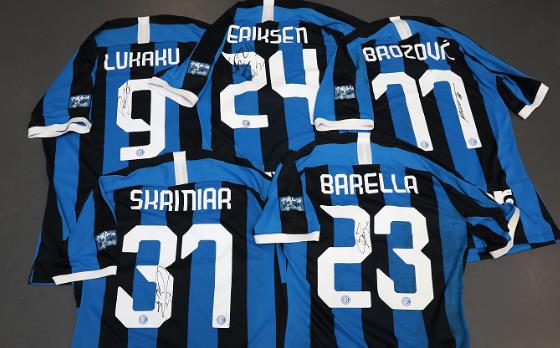 疯狂！国米落场款签名球衣拍卖，数百万人围观，所有善款捐给武汉