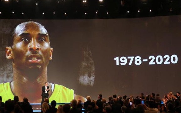 劳伦斯奖致敬科比！设置缅怀环节，全体起立，官方致辞令人泪崩