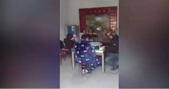 湖北孝昌一家打麻将被砸桌：乡长两次登门道歉，村民出谅解书