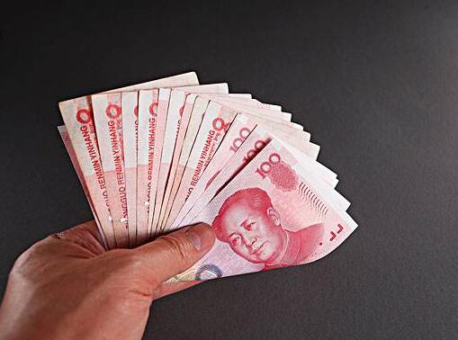 快评：人民币为何再度全面破七？