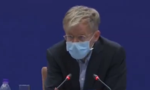 听到世卫专家评价 翻译哽咽了