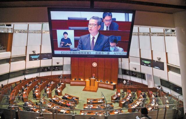 港府全民派錢1萬元以稳定经济 明年財赤料達1391億
