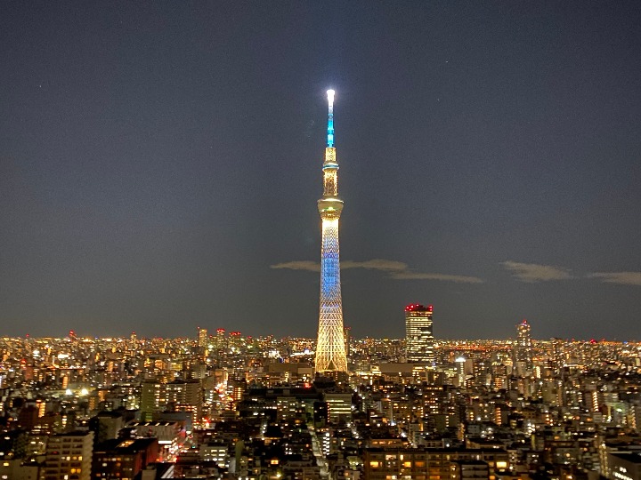 日本东京晴空塔“亮新”迎接奥运会 