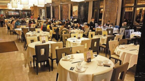 疫情重創 恢復需時 餐飲股暫不宜低追