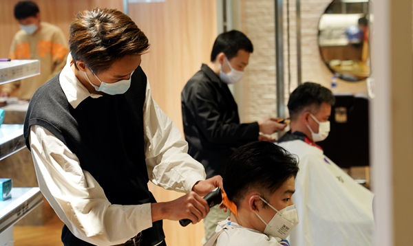 消費下滑數據腰斬 專家料回暖指日可待