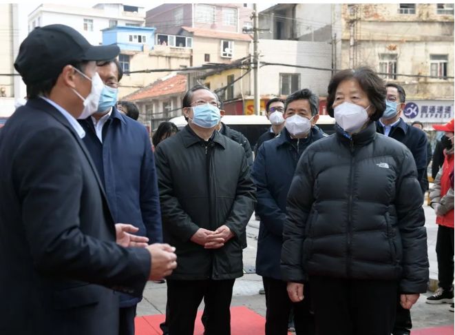 居民隔窗向中央指导组喊“假的” 孙春兰发话：深入调查
