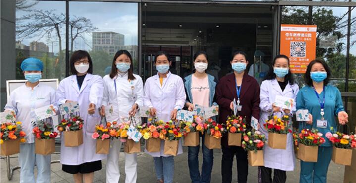 深圳慈善會攜深圳花協三八節為女醫護獻花
